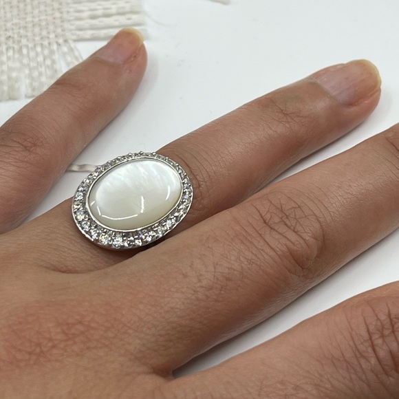Vintage Mother-of-Pearl Oval Ring with Cubic Zirconia Halo – Size 7 - Picture 12 of 16